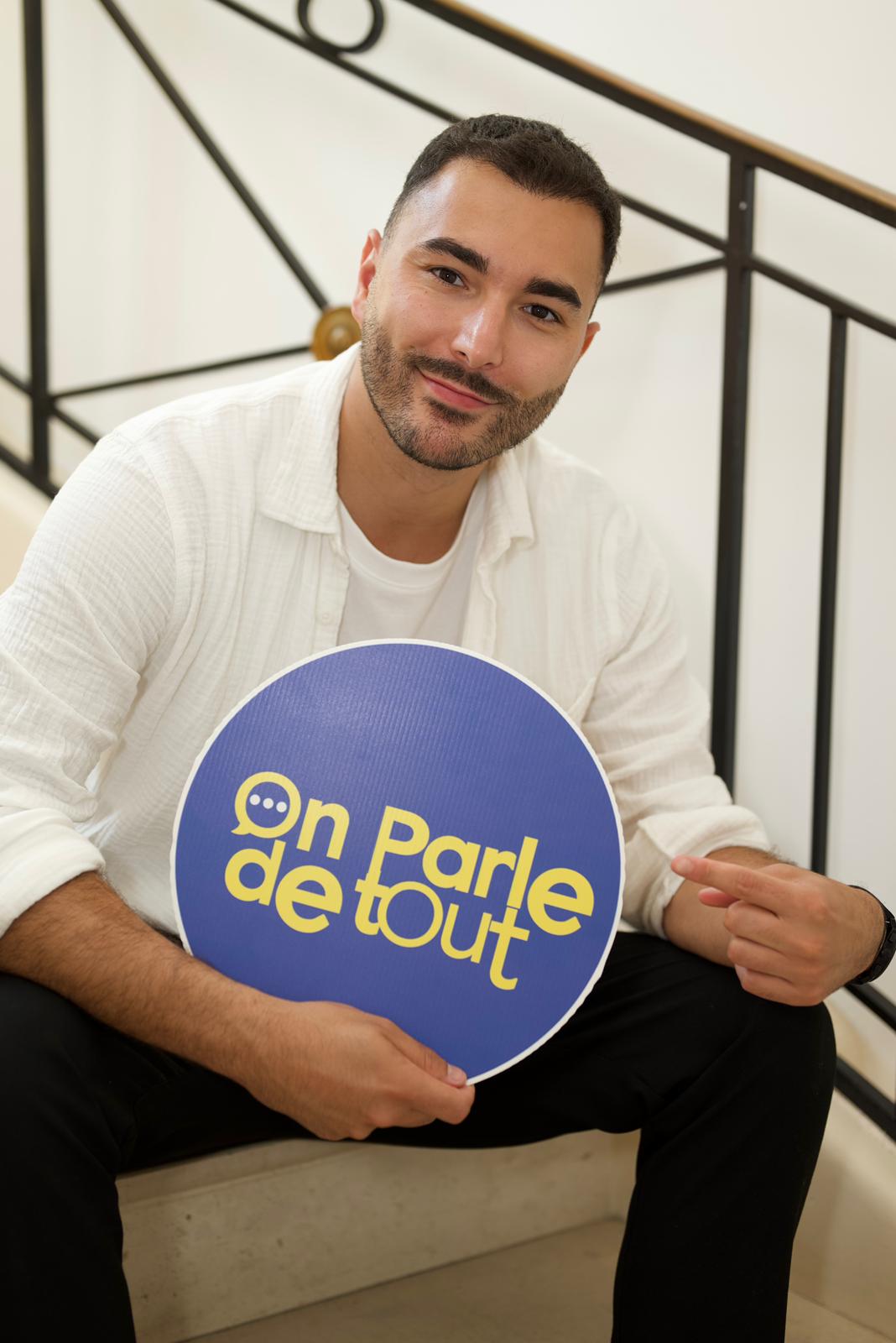Joseph avec le logo On Parle De Tout